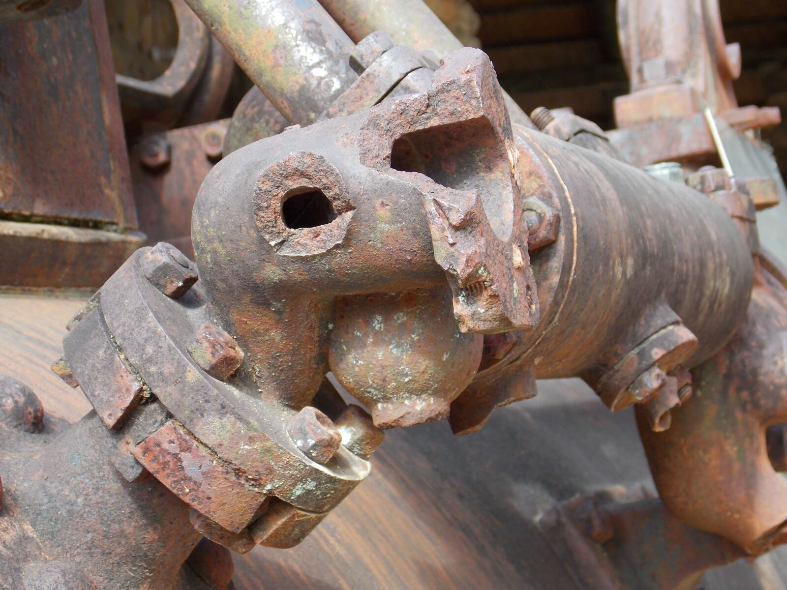 Nikon Coolpix L810 sample photo. Machinery, engine, machine photography