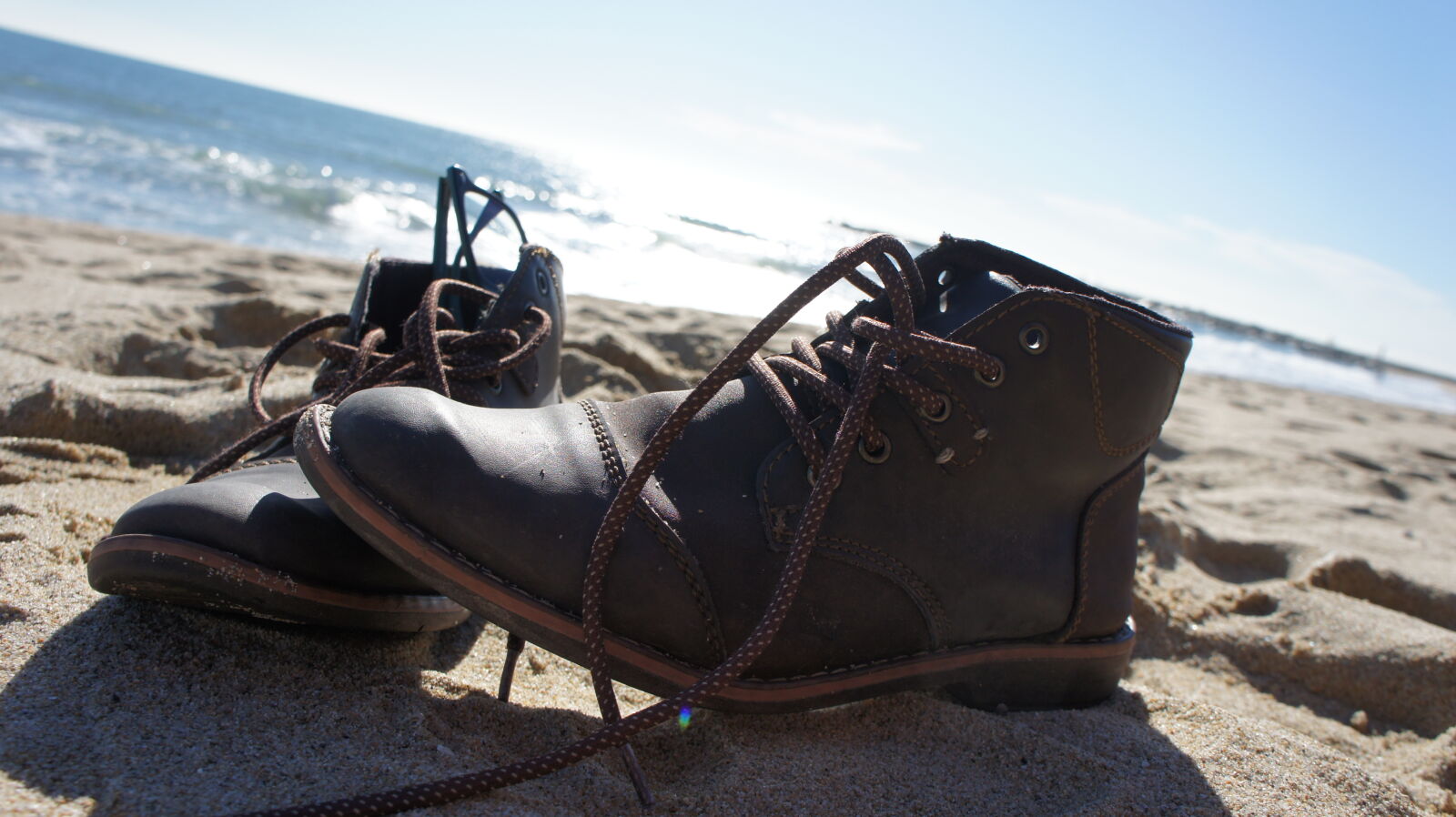 Sony E 18-55mm F3.5-5.6 OSS sample photo. Barcelona, beach, boots, close photography