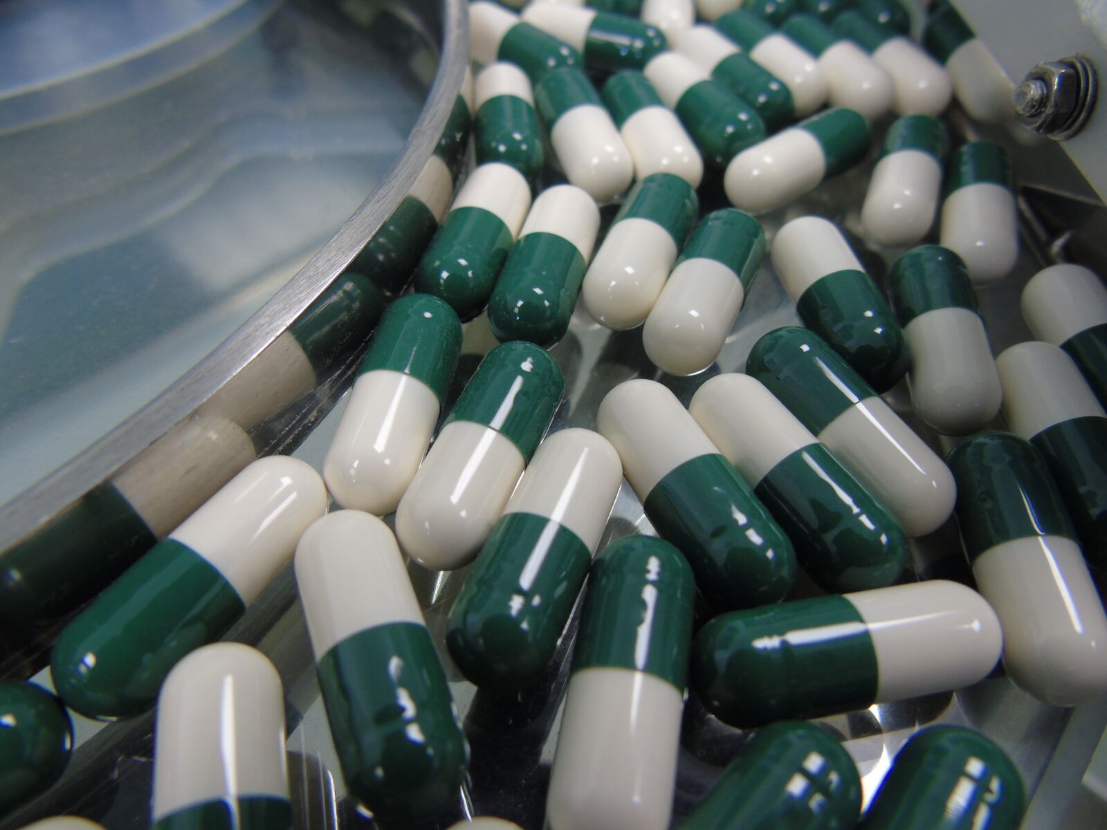 Sony Cyber-shot DSC-H400 sample photo. Encapsulate, pills, vitamins photography