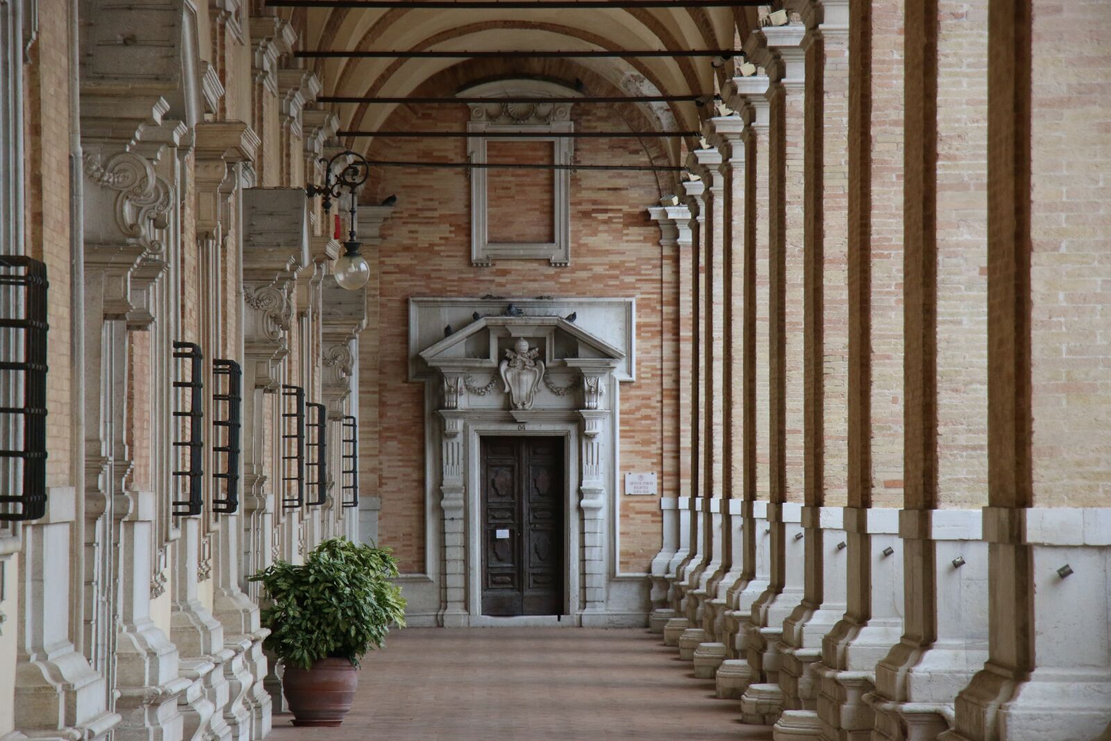 Canon EOS 70D sample photo. Arcade, architecture, loreto photography