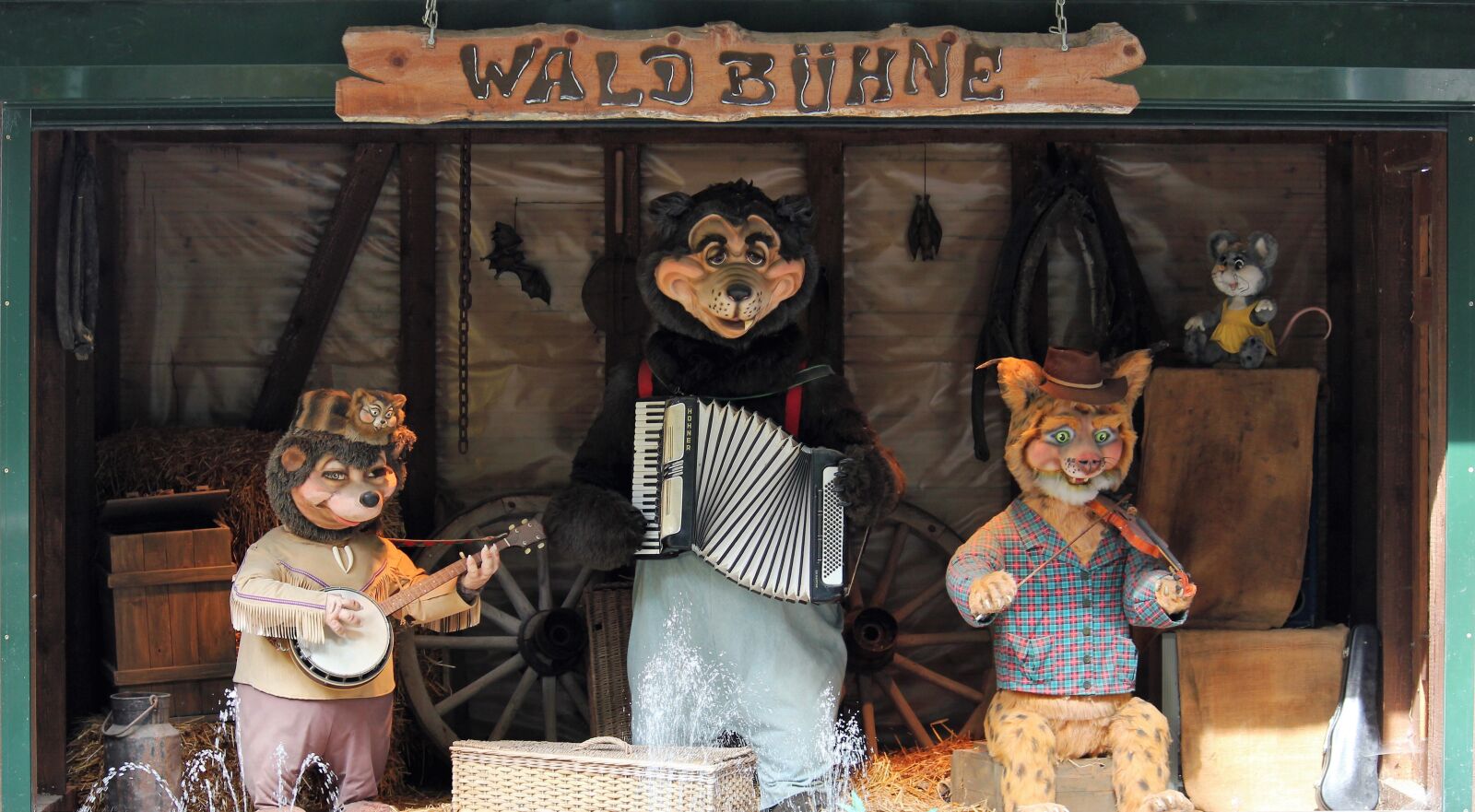 Canon EOS 550D (EOS Rebel T2i / EOS Kiss X4) sample photo. Band, bear, banjo photography