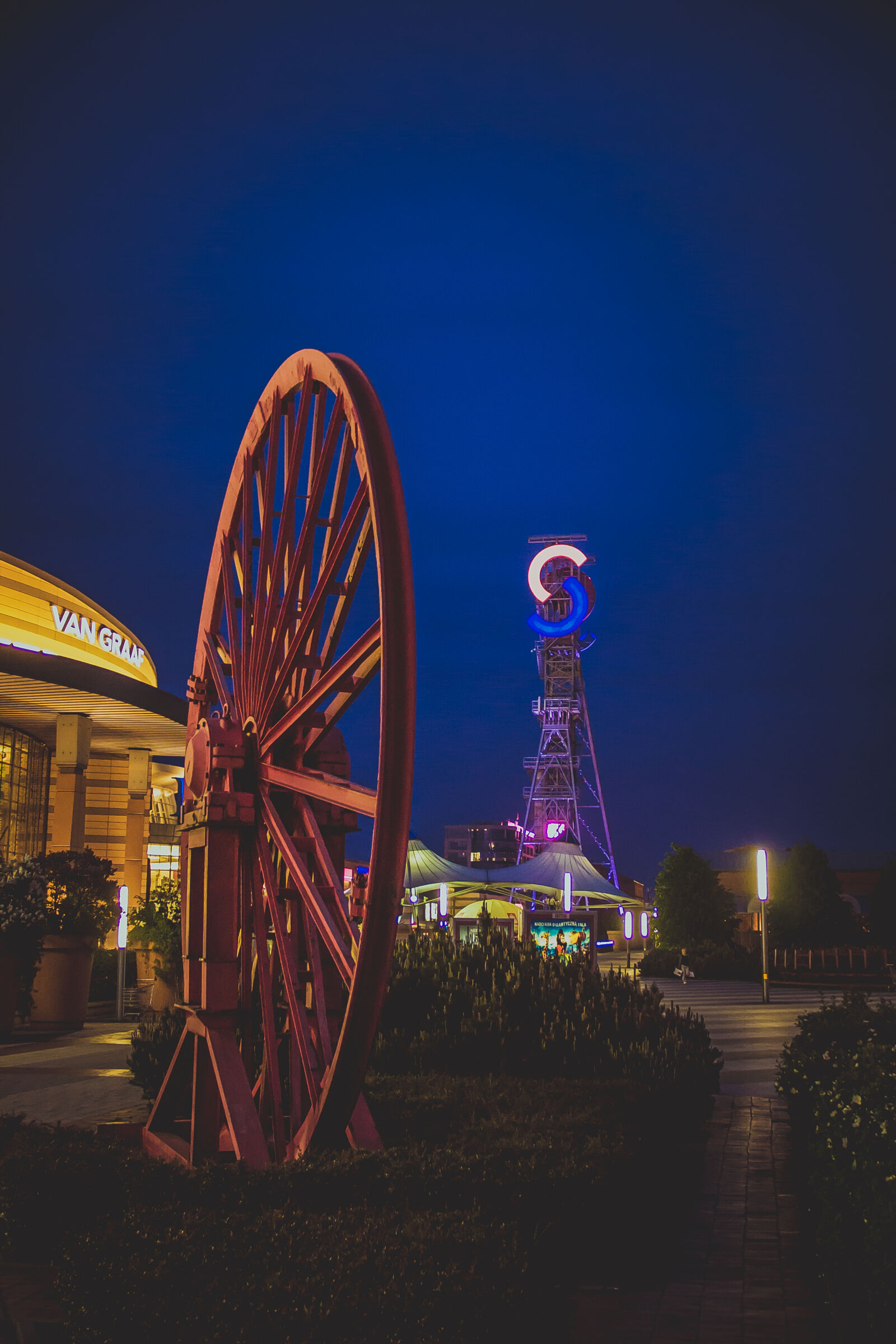 Canon EF-S 18-135mm F3.5-5.6 IS sample photo. Katowice, night, silesia photography