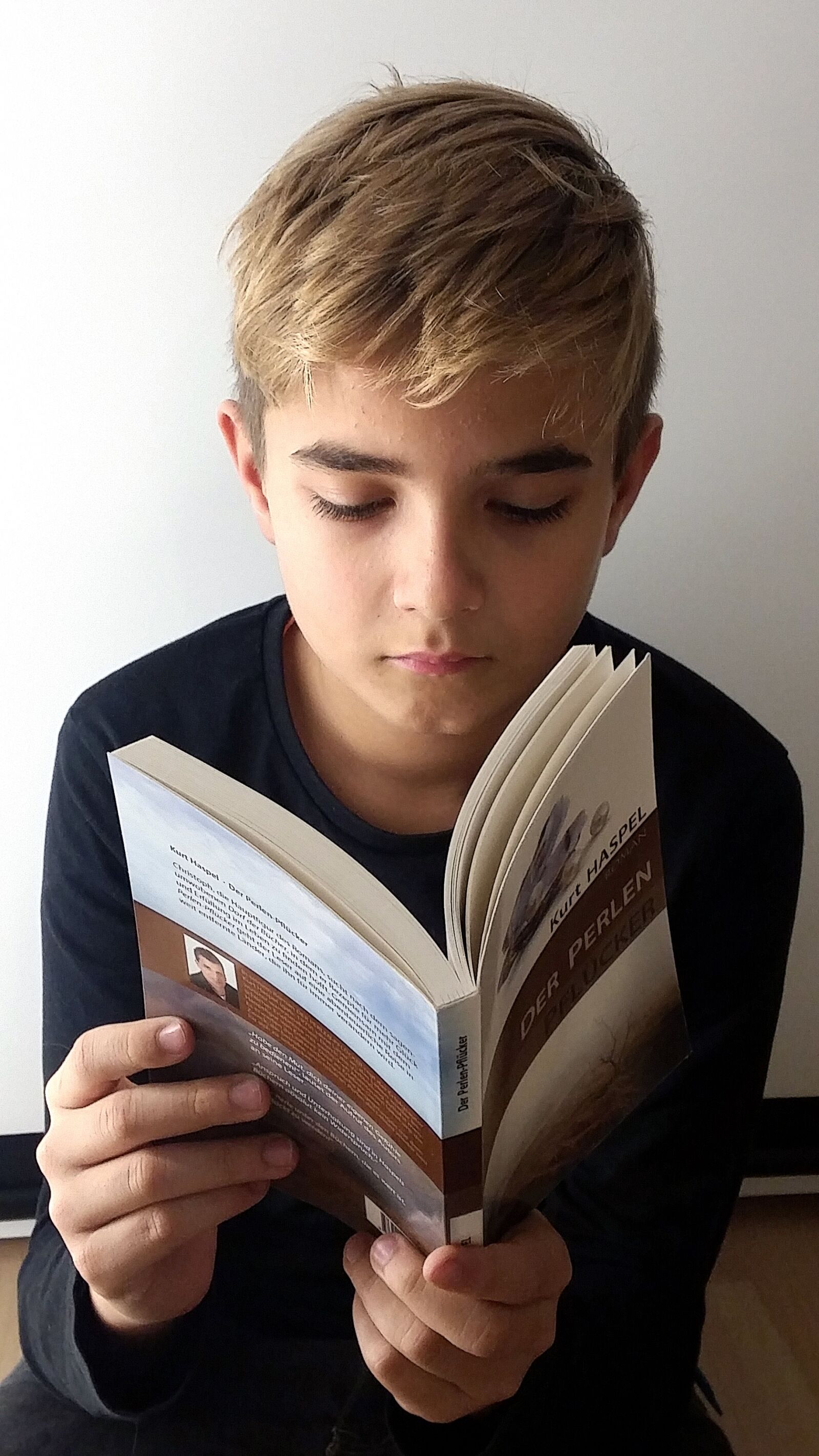 Samsung Galaxy S5 sample photo. Boy, exciting read, literature photography