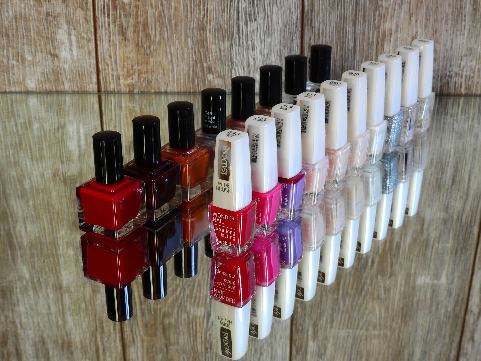 Nikon Coolpix P900 sample photo. Nail varnish, fingernails, manicure photography