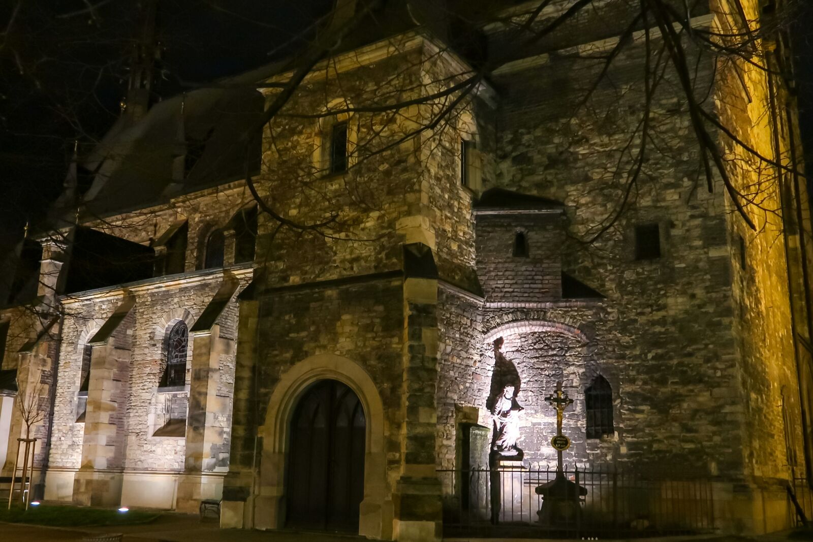 Canon PowerShot G7 X Mark II sample photo. Church at night, floodlit photography