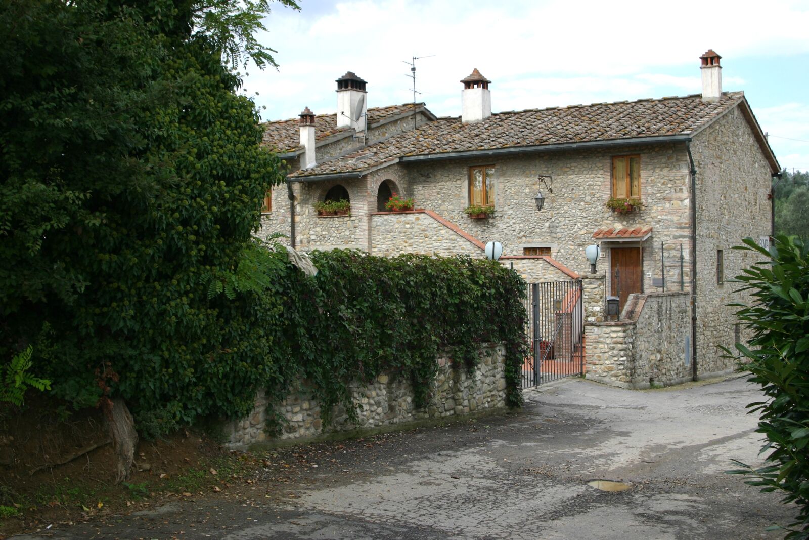 Canon EOS 300D (EOS Digital Rebel / EOS Kiss Digital) sample photo. Italy, farmhouse, residential photography
