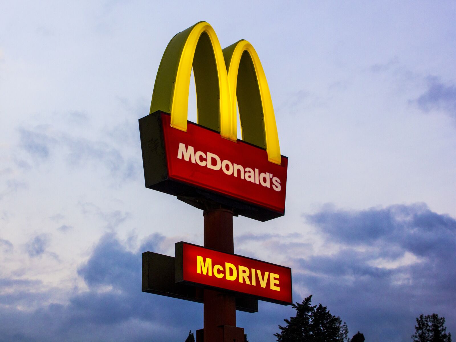 Canon EF-S 18-55mm F3.5-5.6 IS sample photo. Teaches, cartel, fast food photography