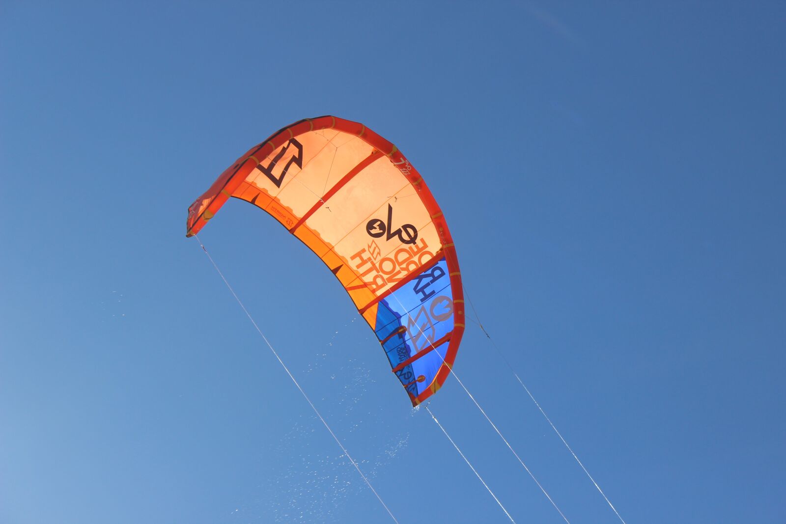 Canon EOS 600D (Rebel EOS T3i / EOS Kiss X5) sample photo. Kite, kitesurfer, sport photography