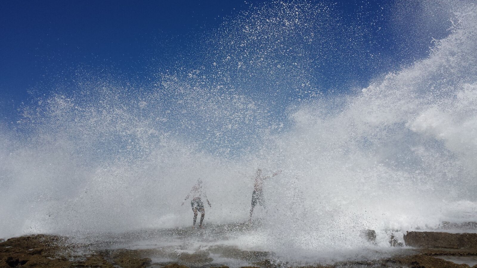 Samsung Galaxy S4 sample photo. Beach, crazy, water photography
