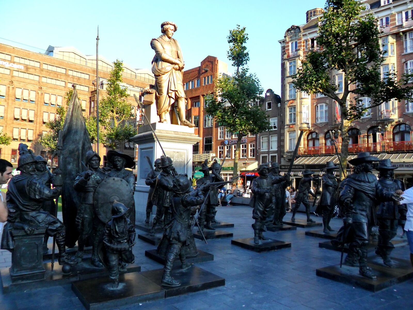 Samsung PL20,PL21 / VLUU PL20,PL21 sample photo. City, statue, old town photography