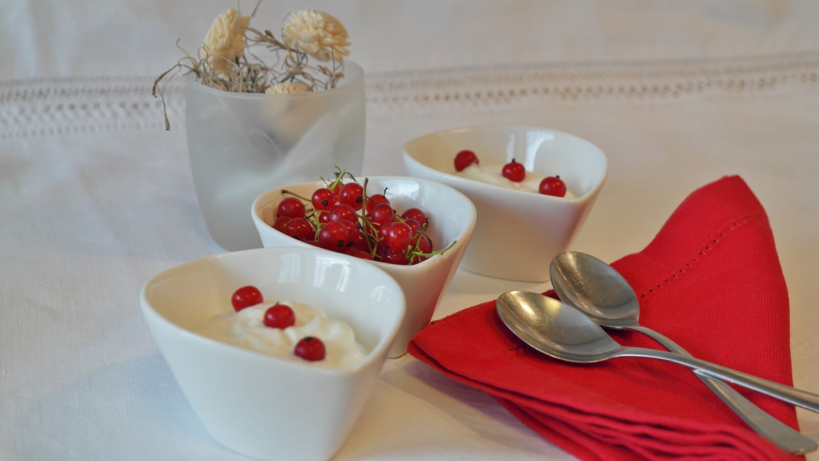 Samsung NX20 sample photo. Yogurt, currants, dessert photography