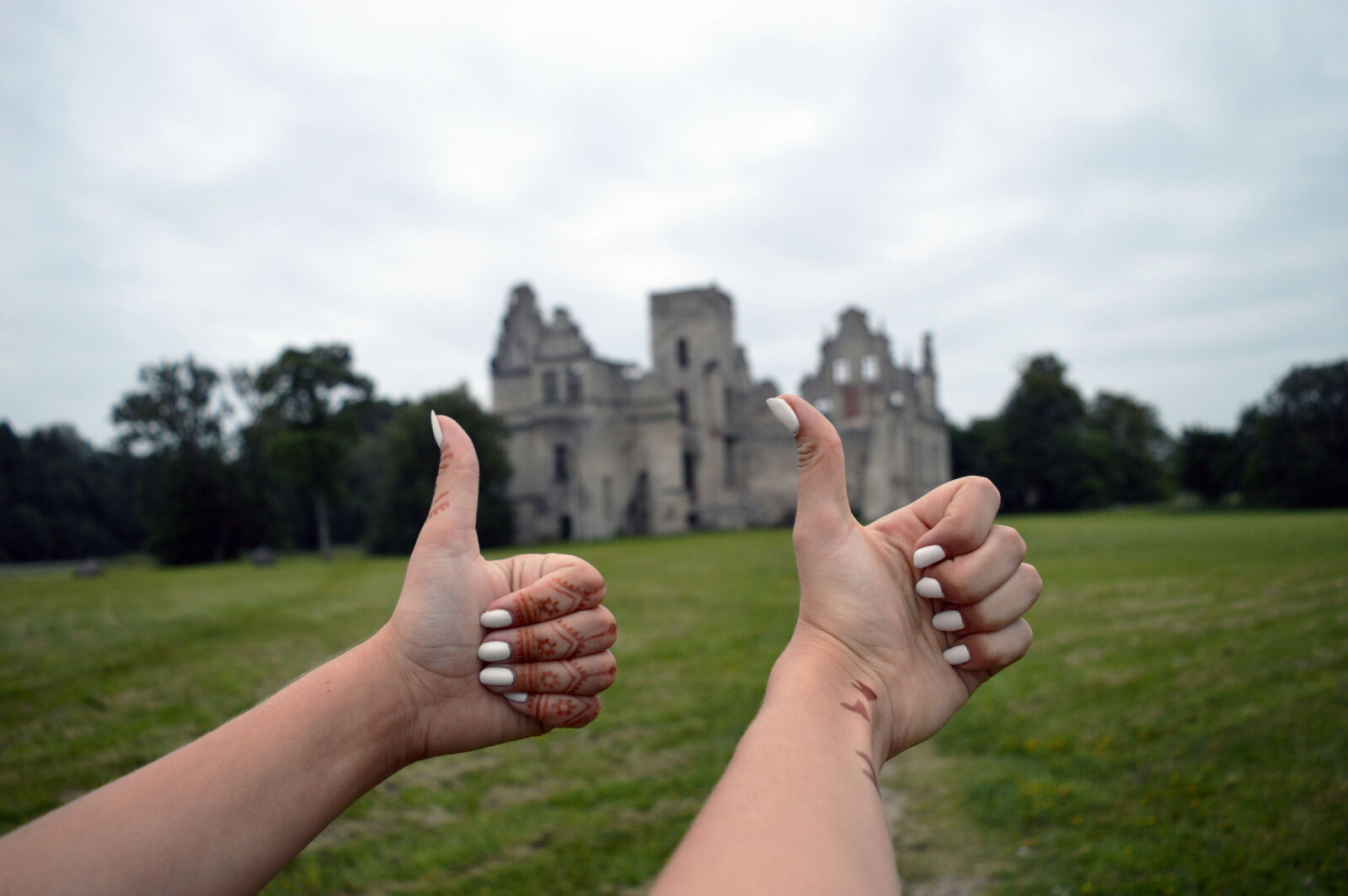 Nikon D3200 sample photo. Hands, nails, nature, roadtrip photography