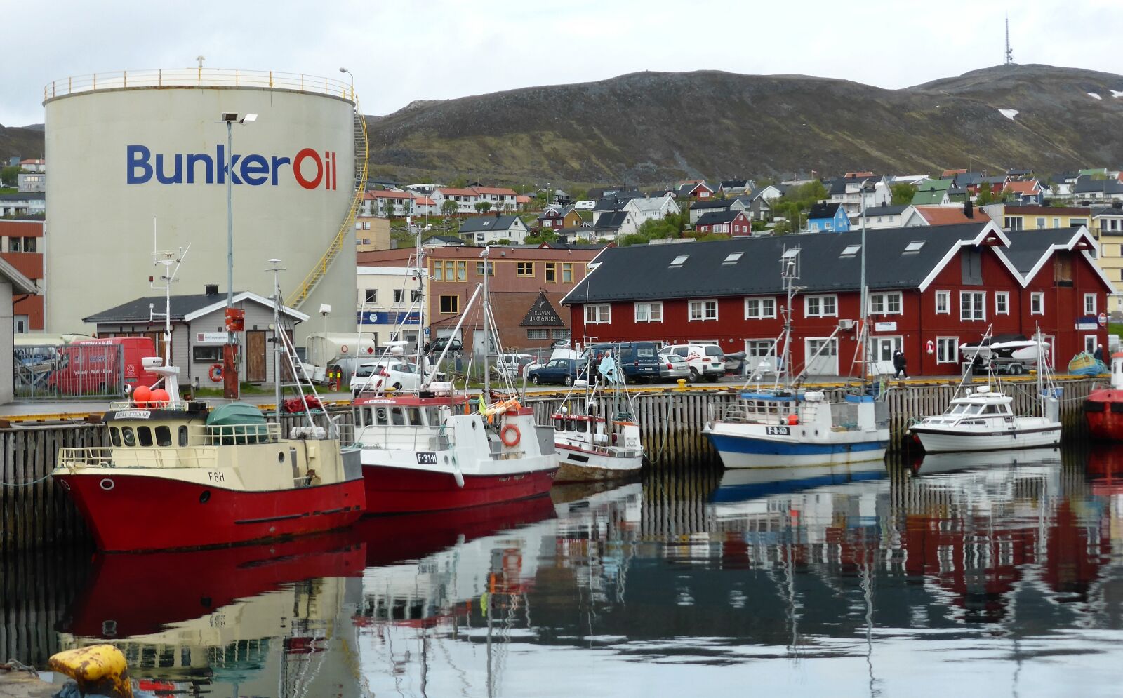 Panasonic Lumix DMC-ZS30 (Lumix DMC-TZ40) sample photo. Port, norway, oil photography