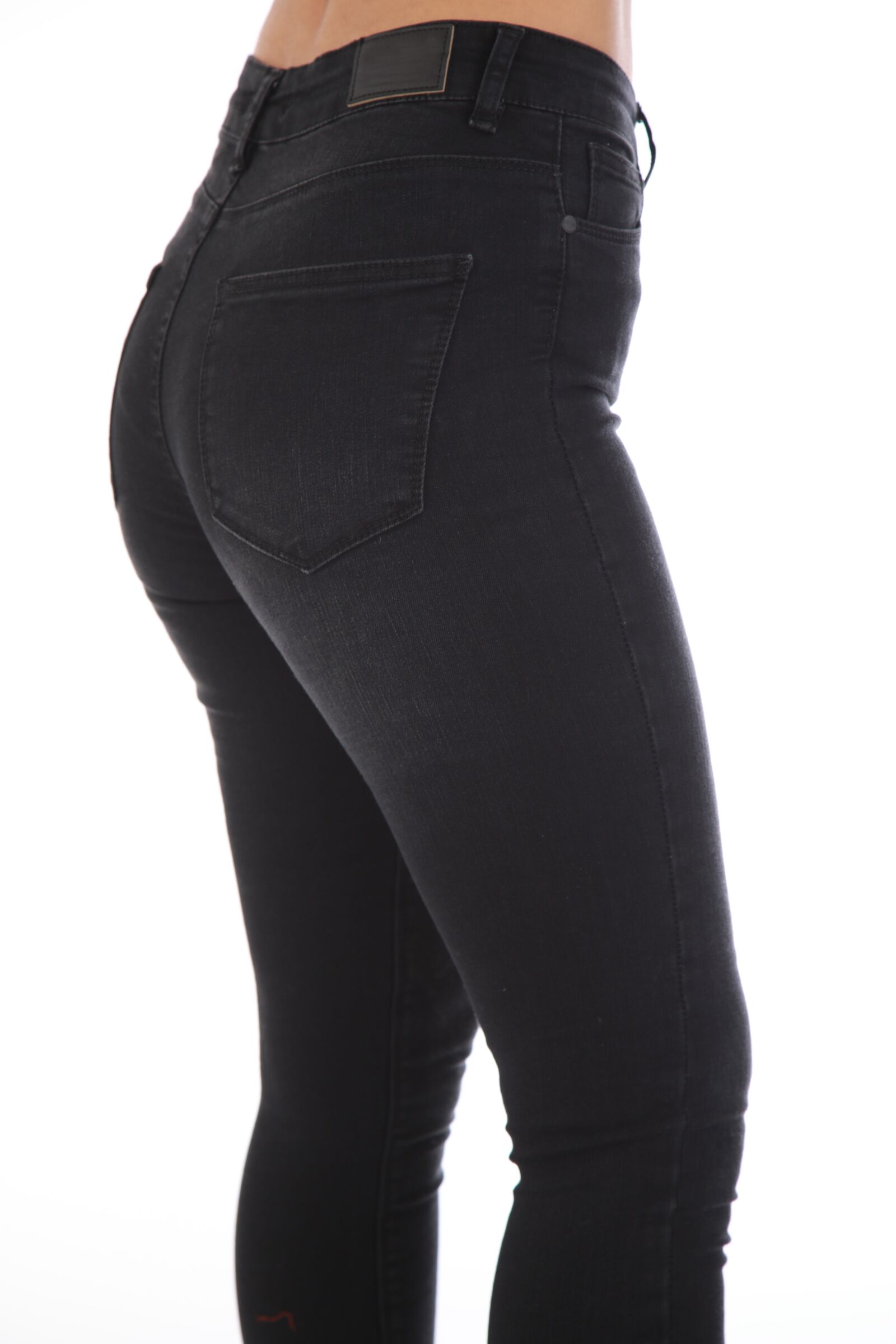 Canon EOS 5D Mark IV sample photo. Pants, hip, fit photography