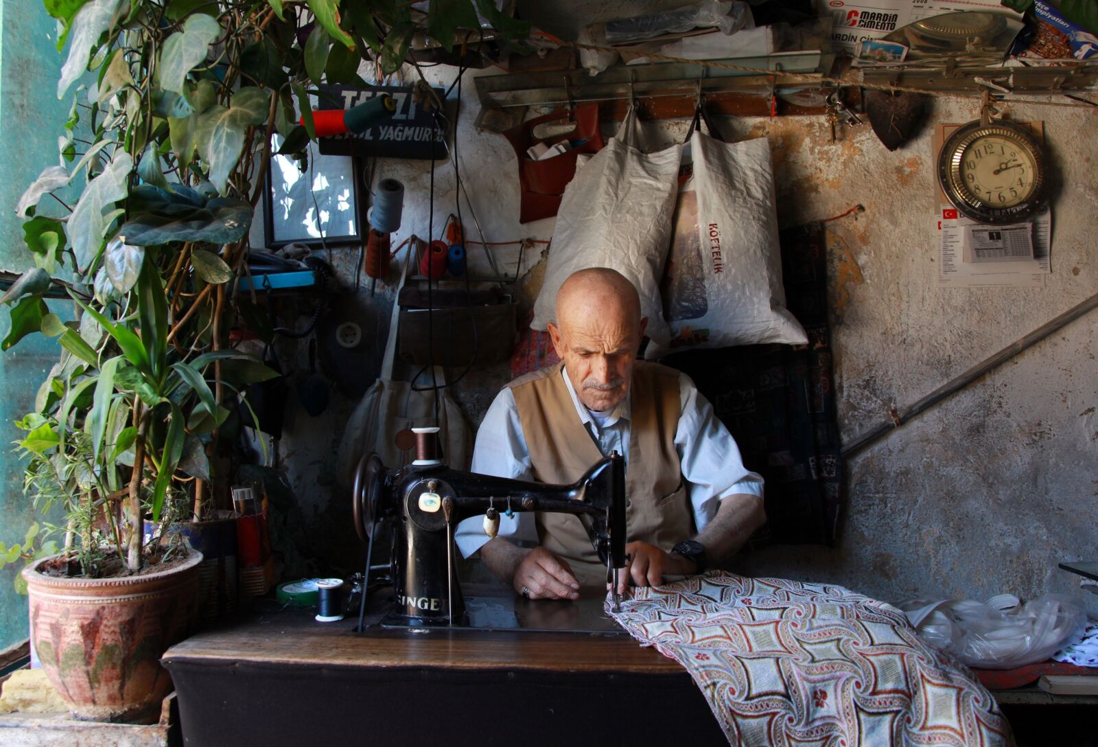 Canon EOS 5D Mark II sample photo. Tailor, mardin, oldest profession photography