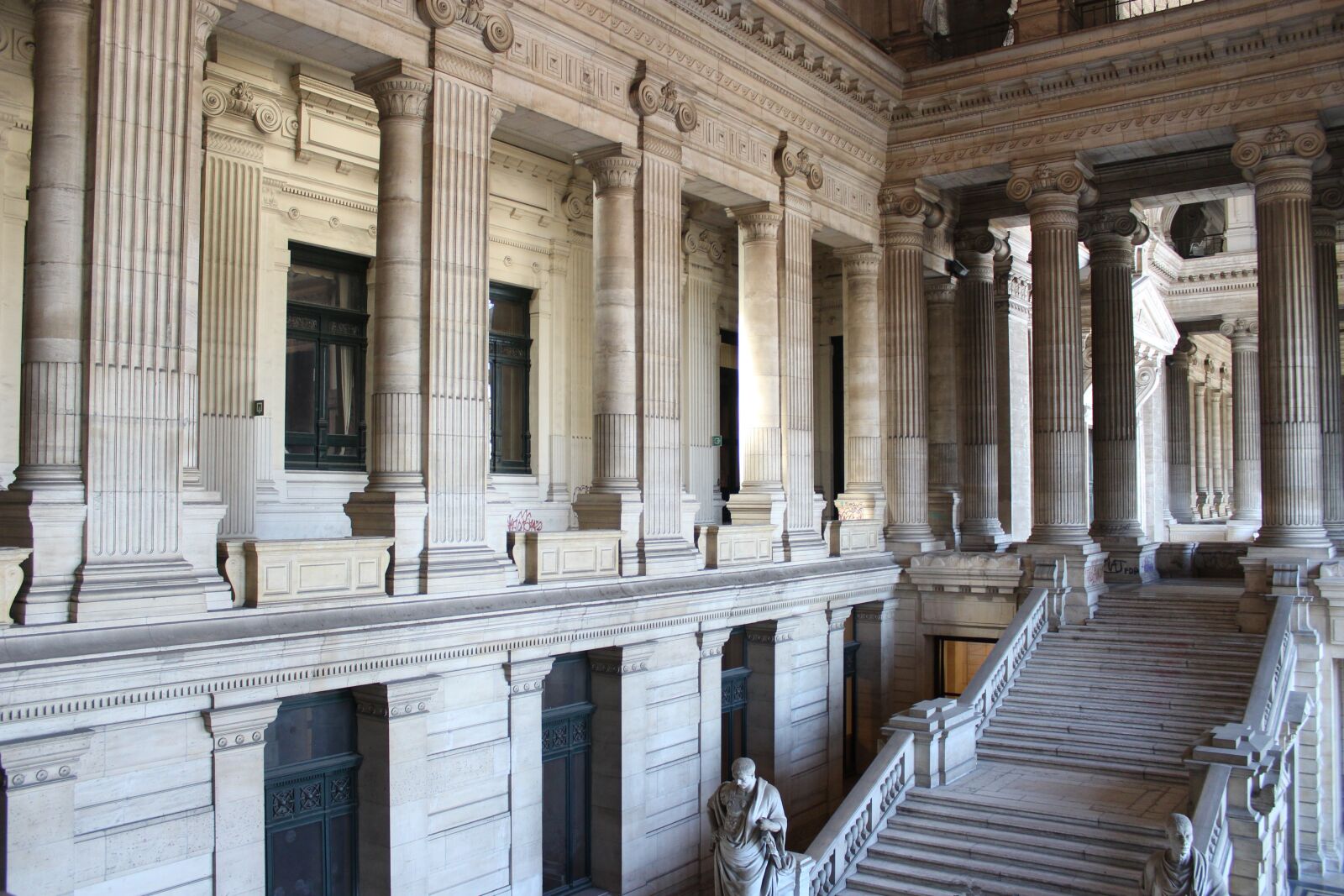 Canon EOS 1300D (EOS Rebel T6 / EOS Kiss X80) sample photo. Palais de justice de photography