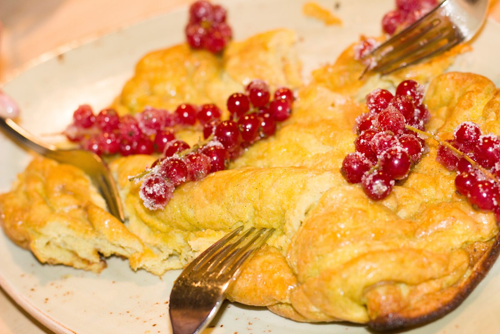 Canon EOS 600D (Rebel EOS T3i / EOS Kiss X5) + Canon EF 50mm F1.8 STM sample photo. Omelette, egg, fruits photography