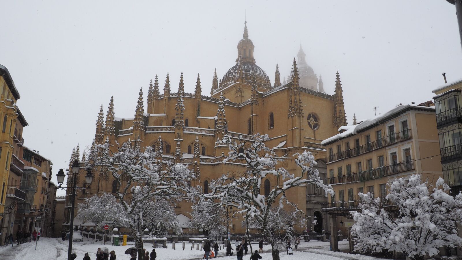 Olympus OM-D E-M10 II sample photo. Segovia, cathedral, main square photography