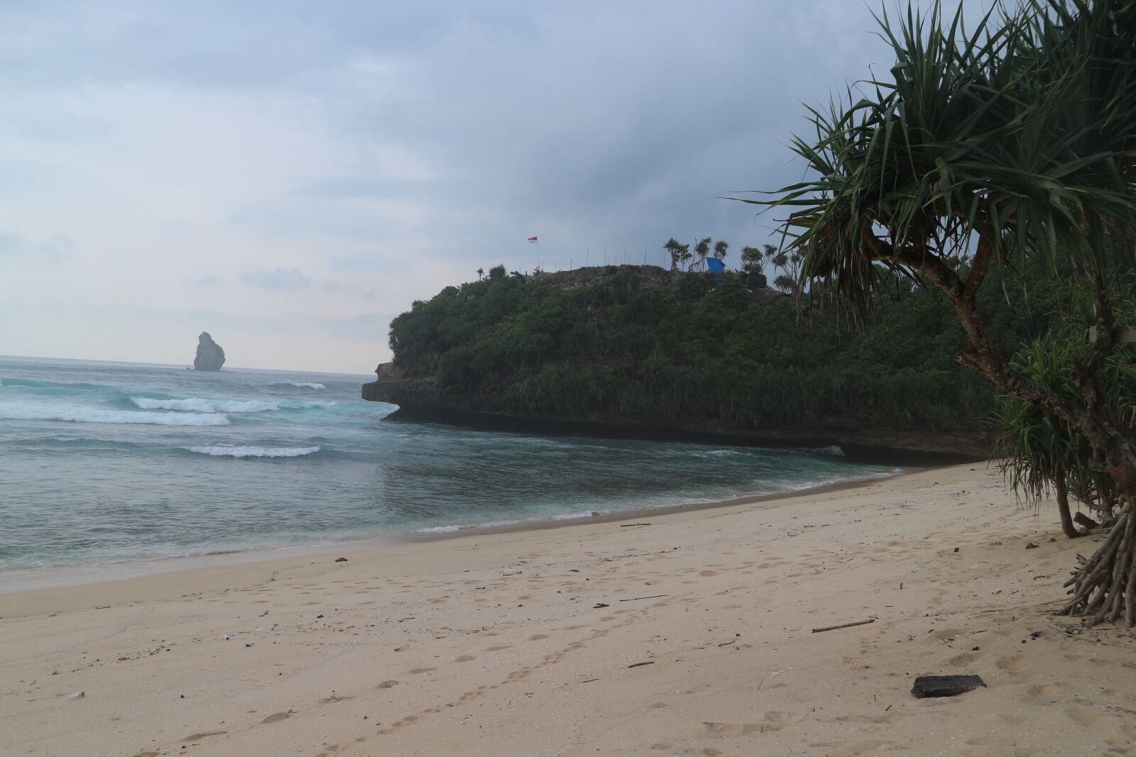 Canon EOS M10 sample photo. Beach, island, tropical photography