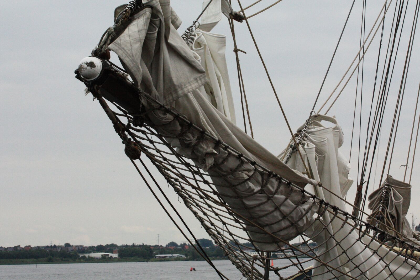 Canon EOS 450D (EOS Rebel XSi / EOS Kiss X2) sample photo. Sailing boat, sail, dew photography