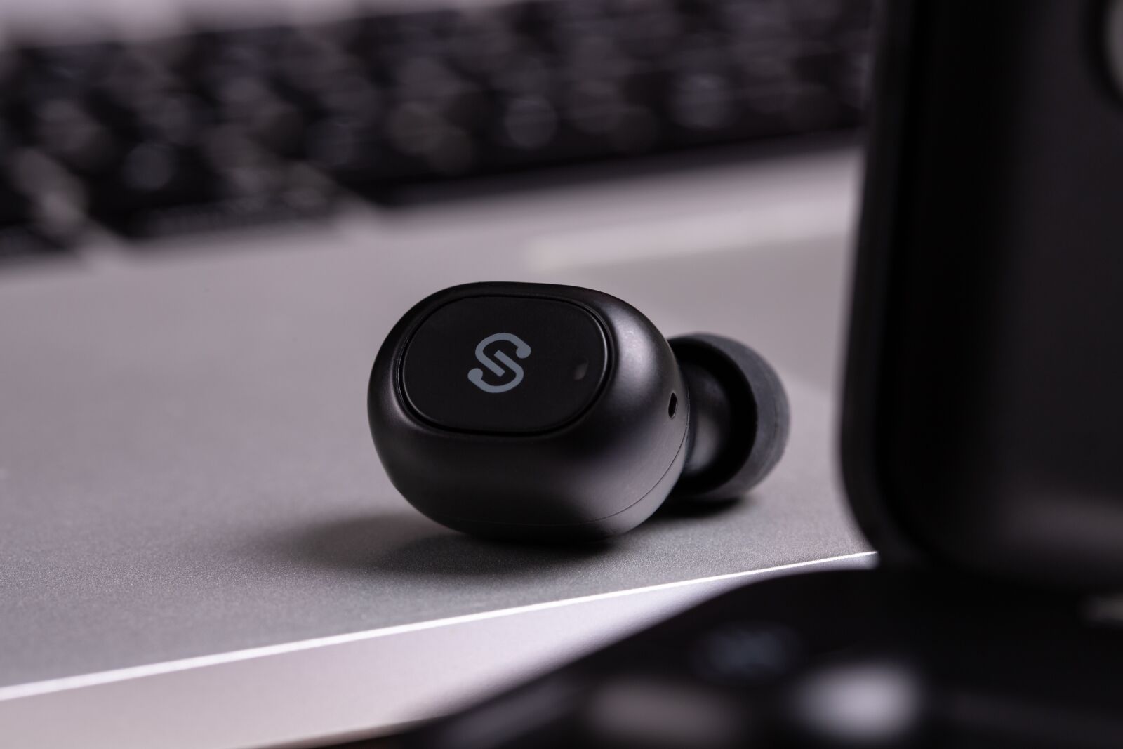 Canon EF 100mm F2.8L Macro IS USM sample photo. Headphones, soundpeats, bluetooth photography
