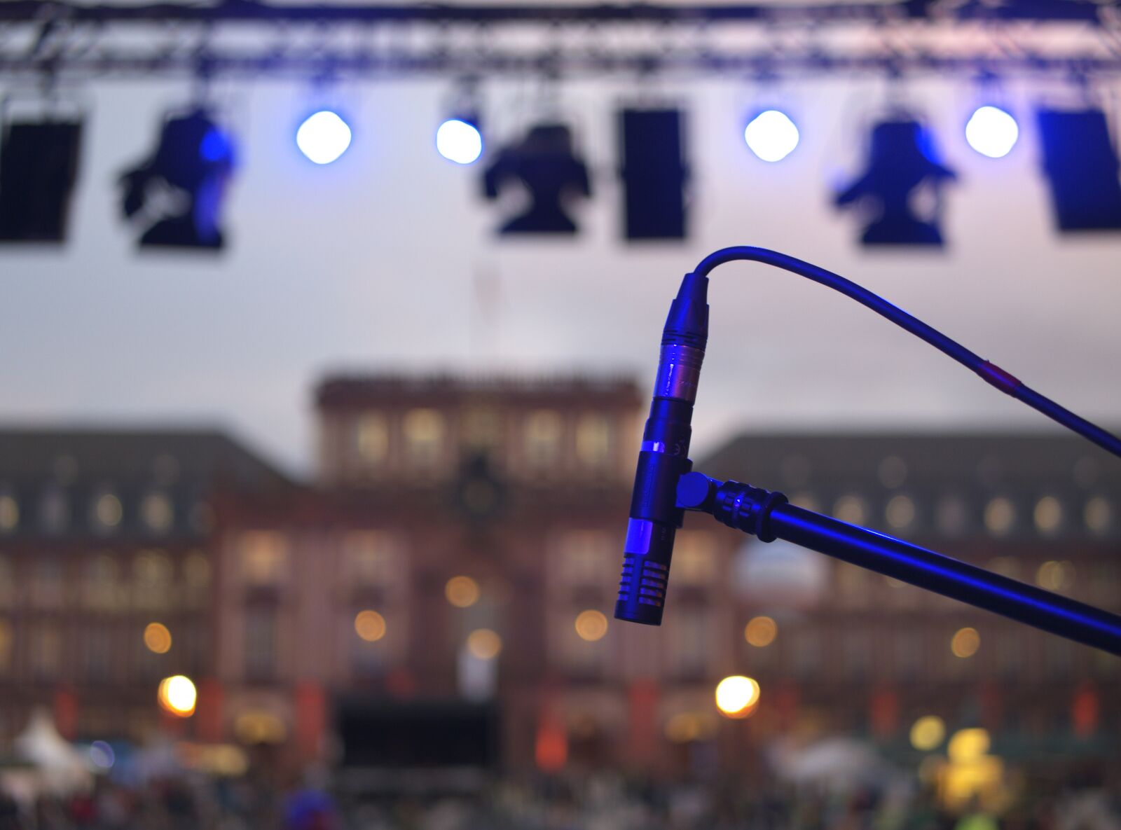 Panasonic Lumix DMC-GX8 + Panasonic Lumix G 25mm F1.7 ASPH sample photo. Microphone, stage, live photography