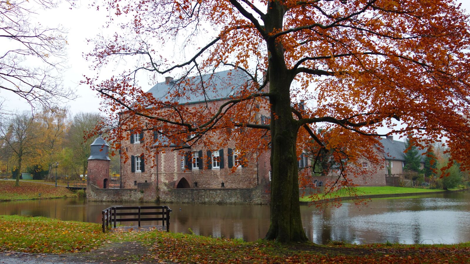 Sony Cyber-shot DSC-RX100 sample photo. Castle, autumn, lock photography