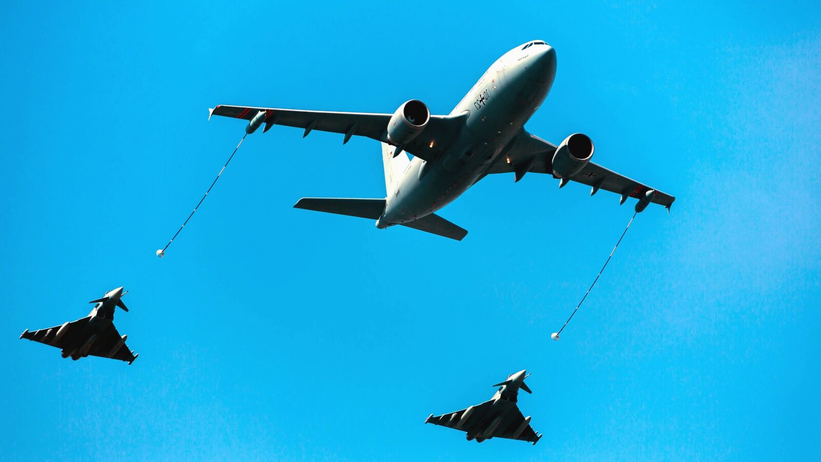 Canon EOS 5D Mark III sample photo. Aircraft, vehicle, fuel, tanker photography