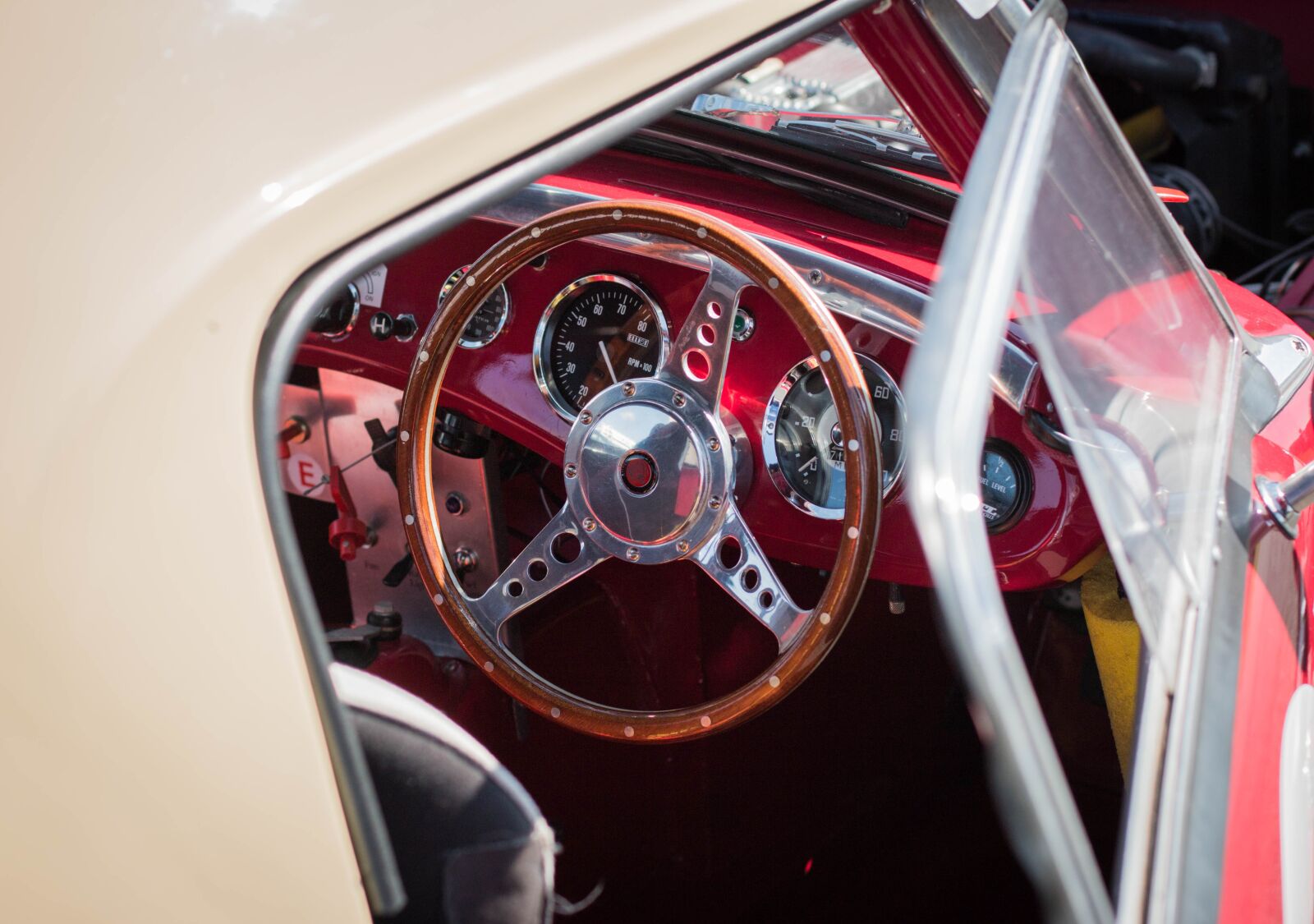 Canon EOS 70D + Canon EF 50mm F1.4 USM sample photo. Wheel, car, vehicle photography