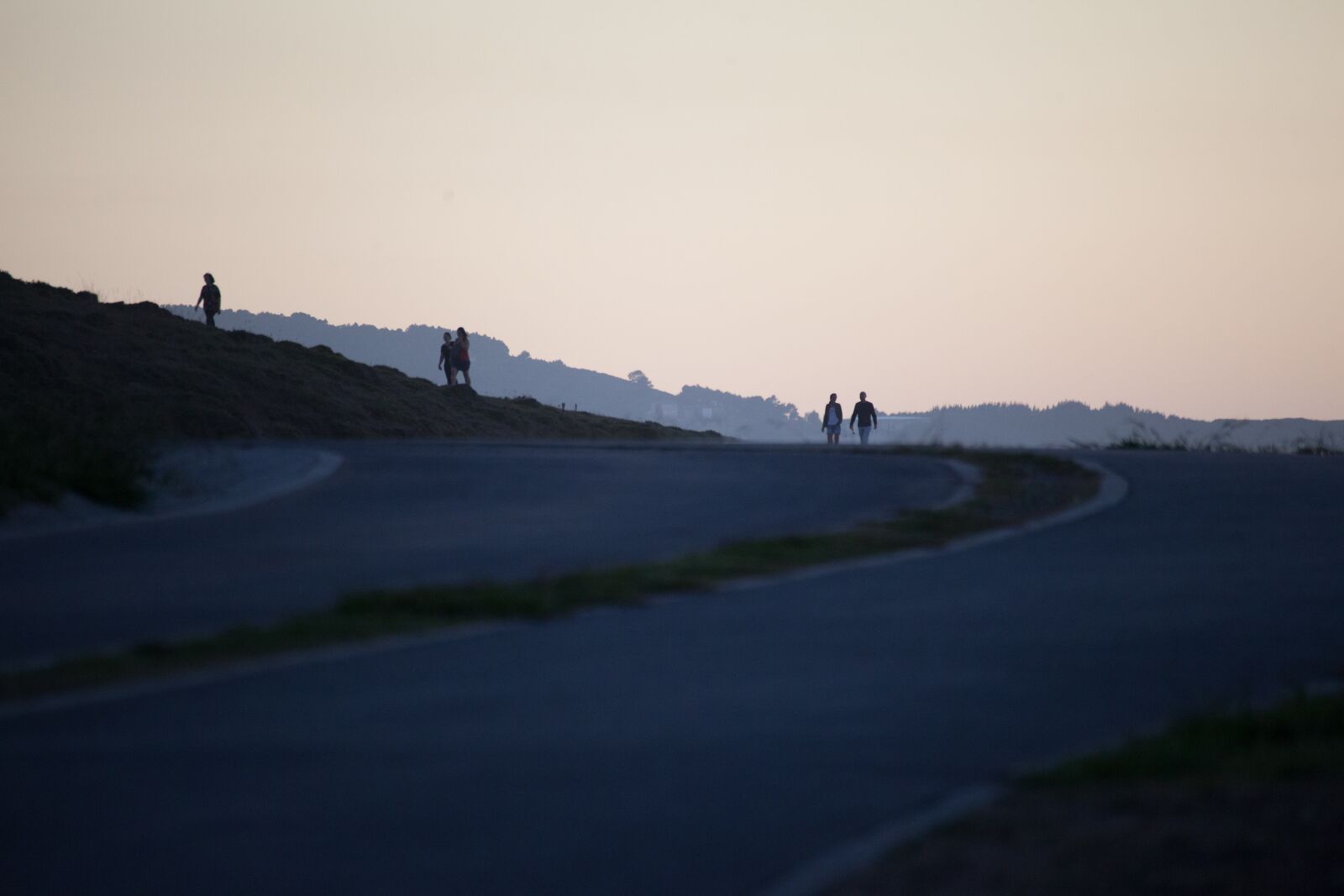 Canon EOS 5D Mark II sample photo. Silhouettes, horizon, walk photography