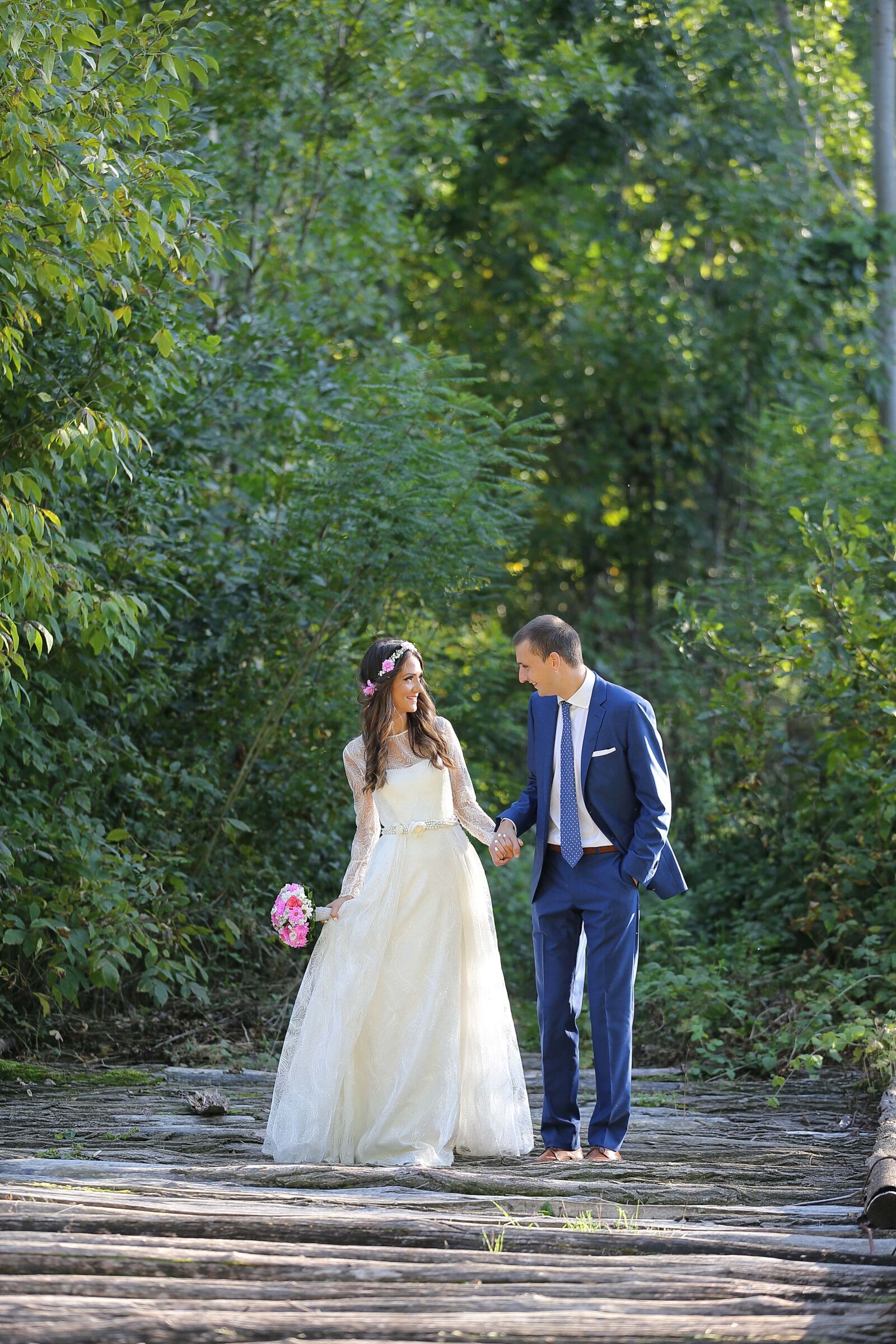 Canon EOS 5D Mark III sample photo. Pretty girl, groom, picnic photography
