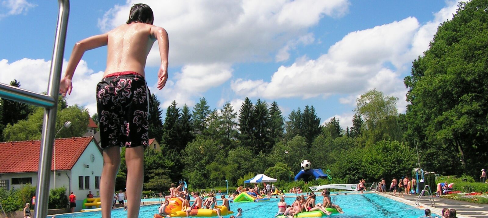 KONICA MINOLTA DiMAGE Z10 sample photo. Outdoor pool, swim, summer photography