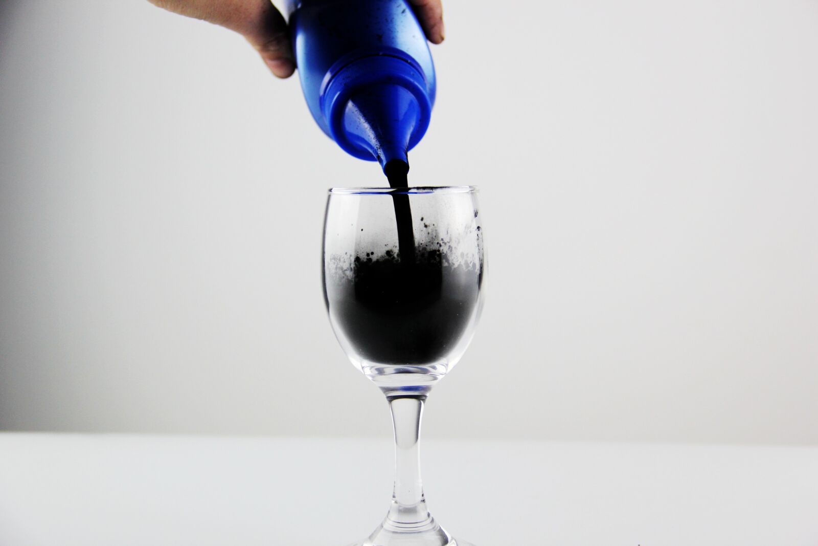 Canon EF-S 18-135mm F3.5-5.6 IS sample photo. Toner, glass, goblet photography