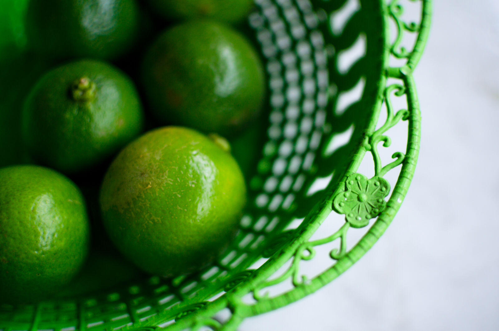 Nikon D5100 + Nikon AF-S DX Nikkor 35mm F1.8G sample photo. Basket, flower, green, lemons photography