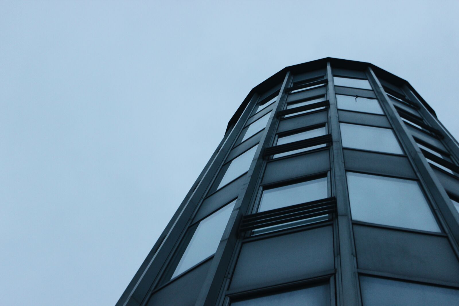 аргуновская улица здание нтв. оулу архитектура. подсветка здания арбитражного суда тюмень. дом цвета фьорд. здание на закате.