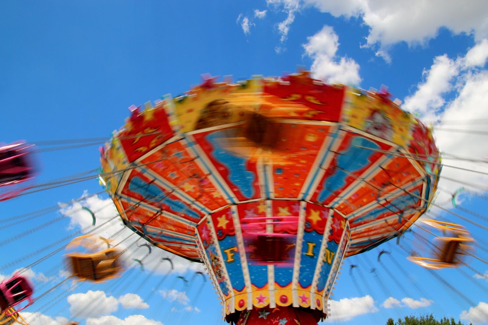 Canon EOS 700D (EOS Rebel T5i / EOS Kiss X7i) sample photo. Chain carousel, folk festival photography