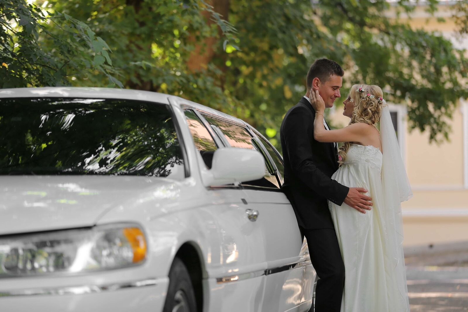 Canon EOS 5D Mark III sample photo. Bride, groom, luxury, car photography