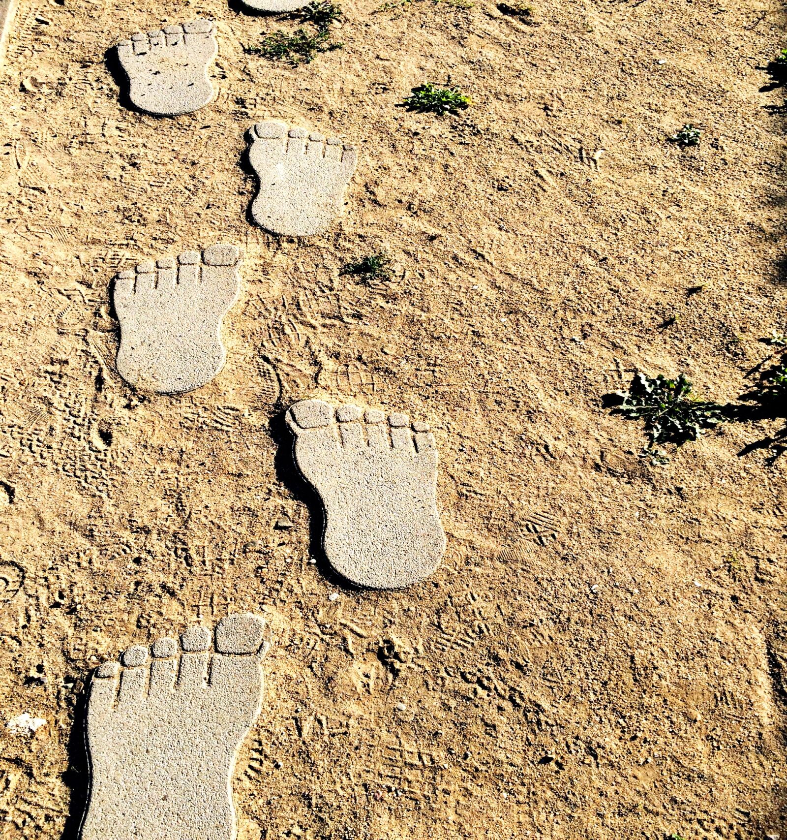 iPhone 5s back camera 4.15mm f/2.2 sample photo. Footprints, feet, sand photography
