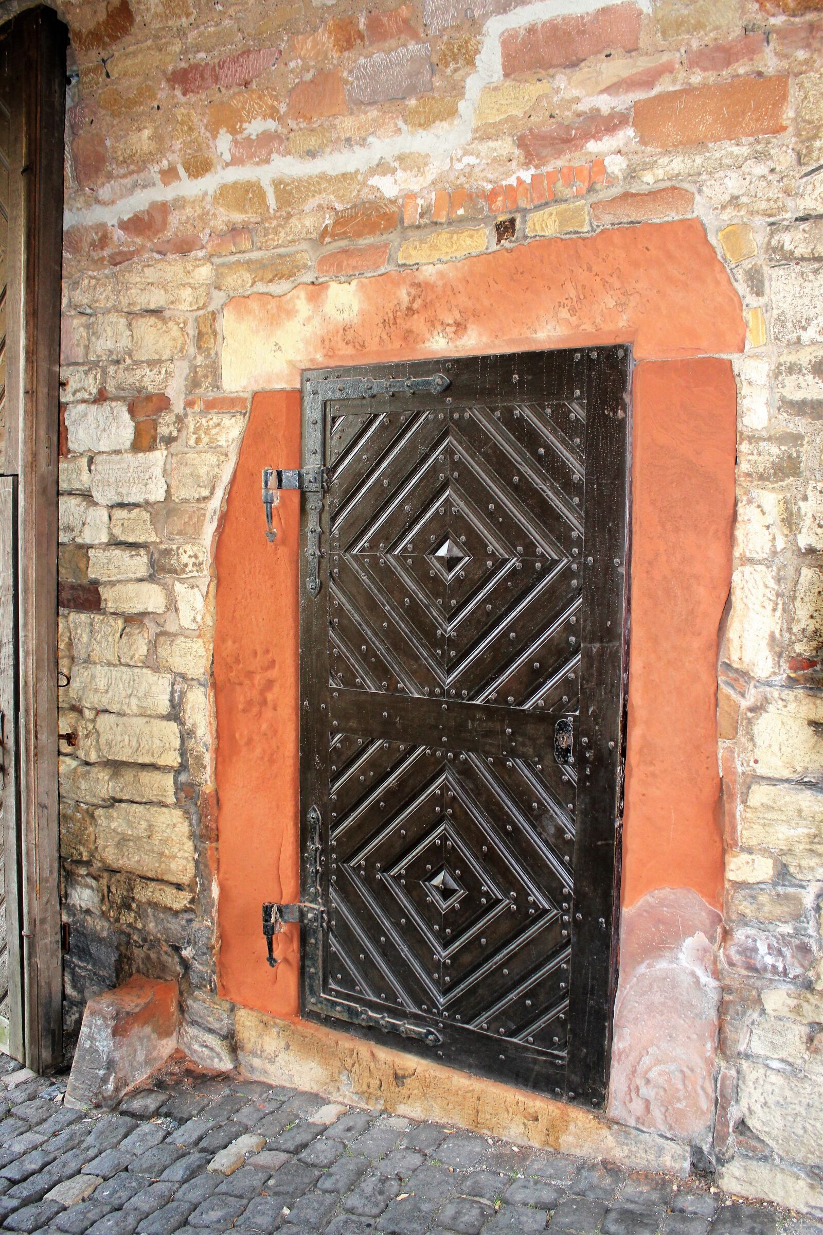 Canon EOS 550D (EOS Rebel T2i / EOS Kiss X4) sample photo. Door, old, iron photography