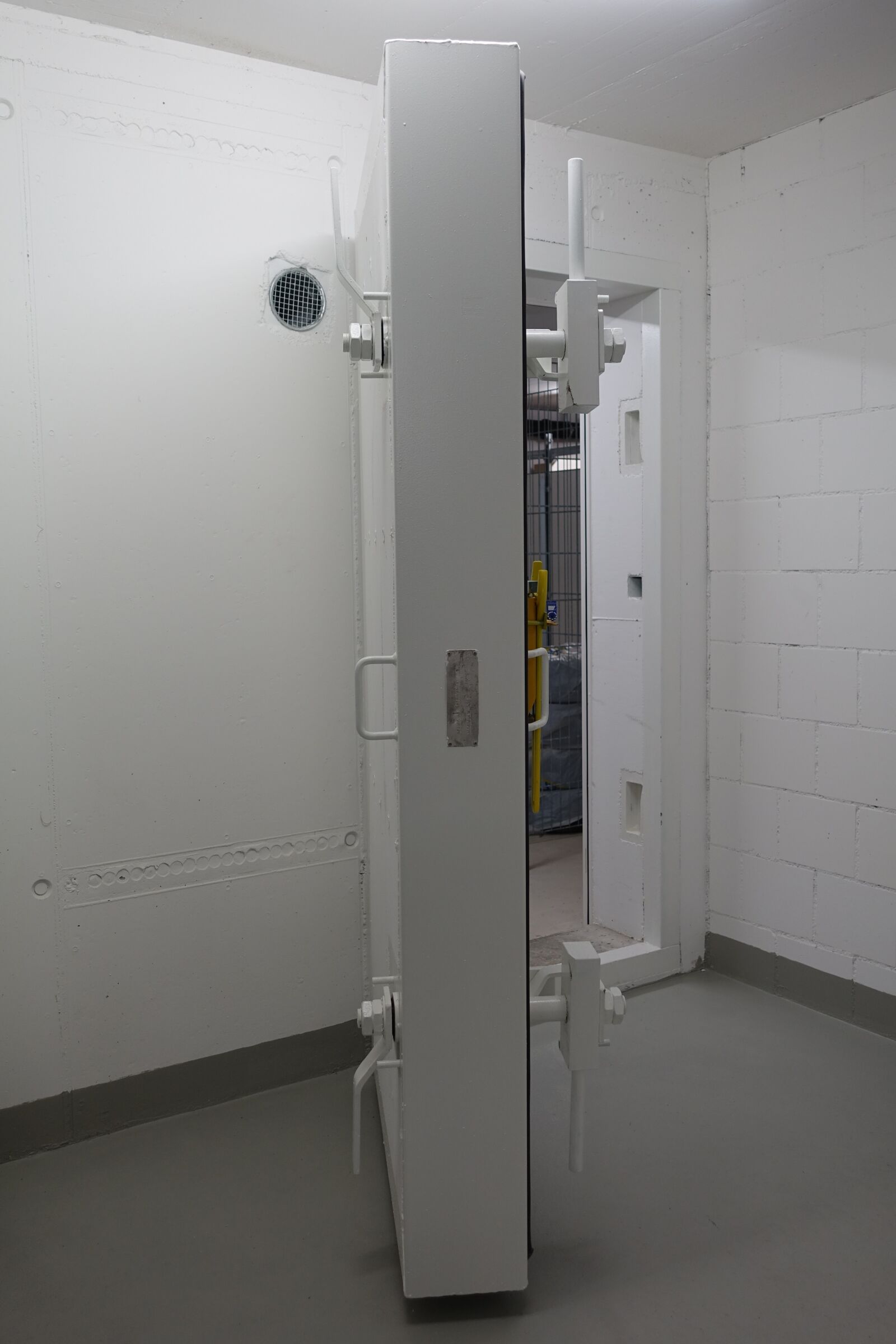 Sony Cyber-shot DSC-RX100 IV sample photo. Vault door, bunker door photography