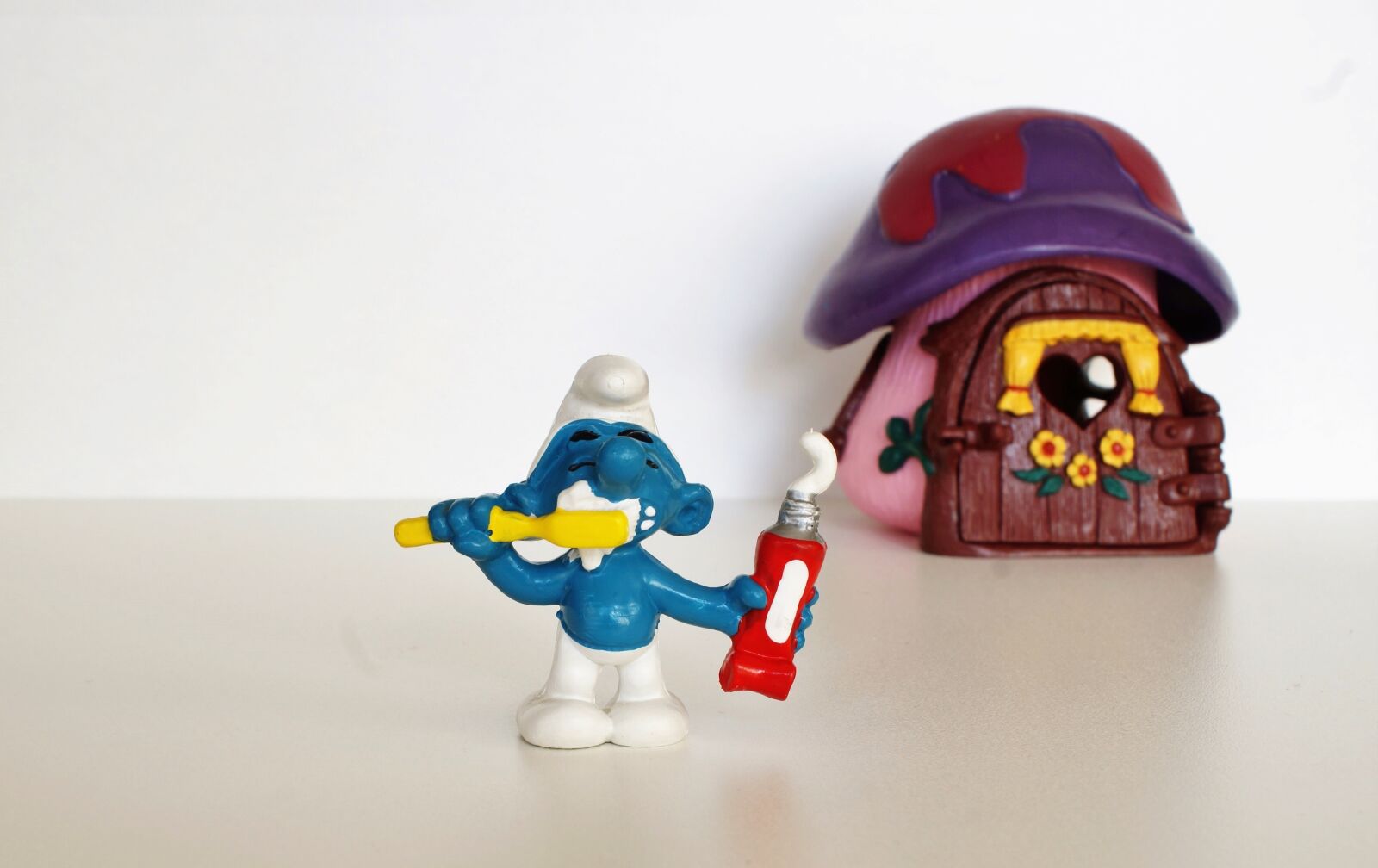 Sony DT 18-70mm F3.5-5.6 sample photo. Smurf, smurfs, figure photography