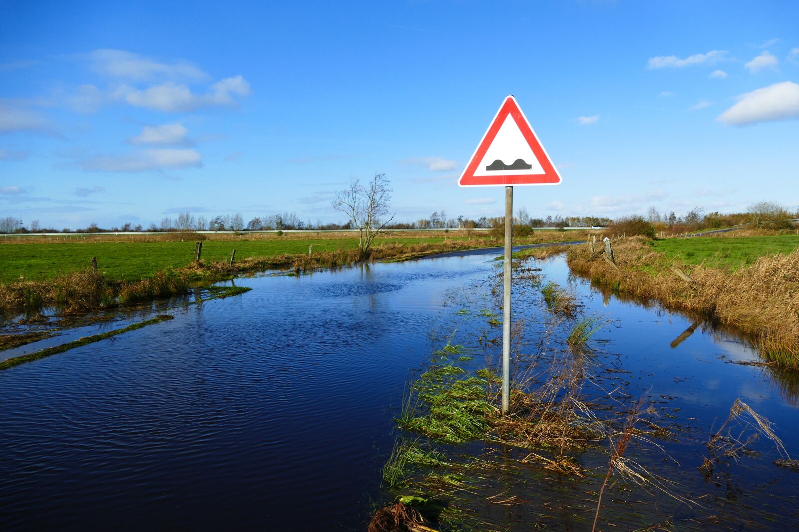 Panasonic Lumix DMC-FZ1000 sample photo. Waterway, flood, road sign photography