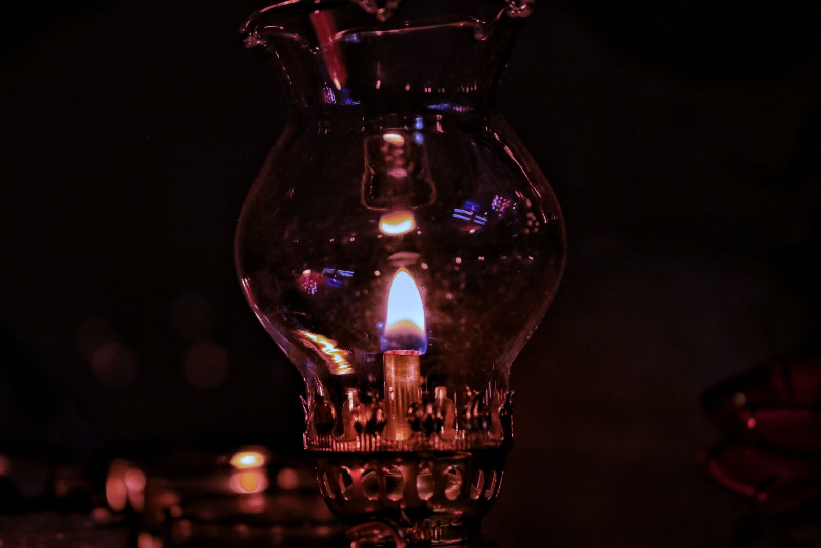 Canon EOS 750D (EOS Rebel T6i / EOS Kiss X8i) sample photo. Background, oil lamp, come photography