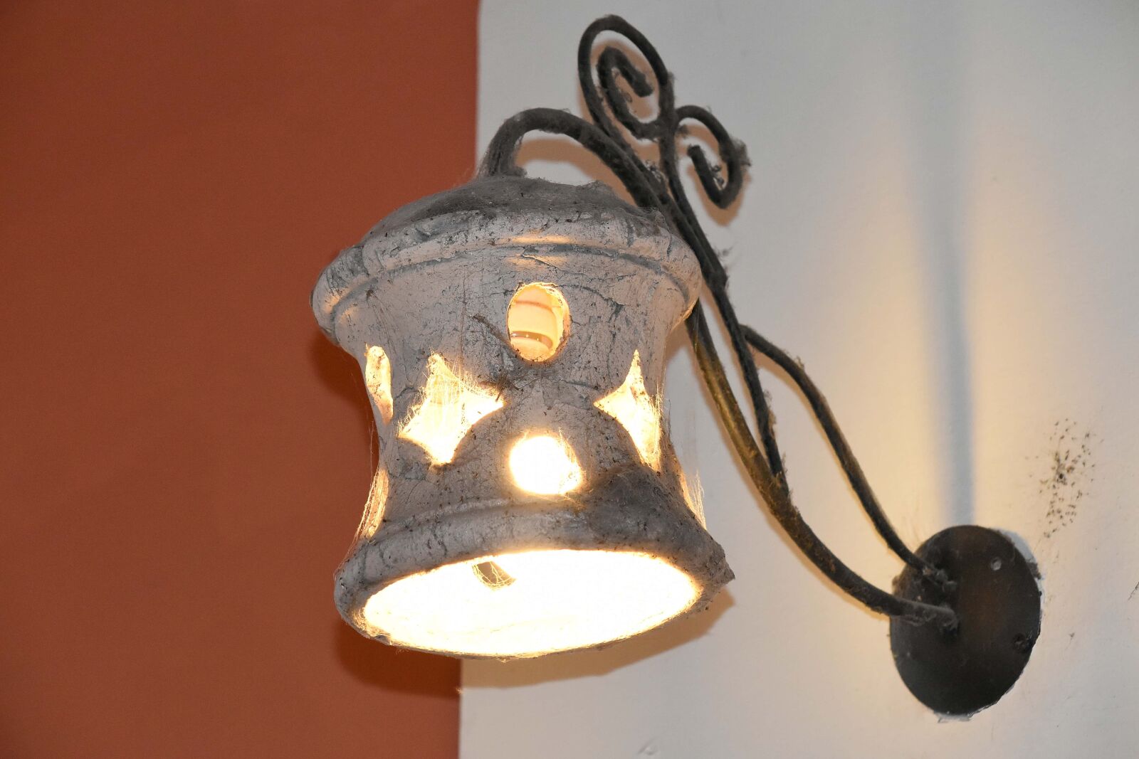 Nikon D5500 sample photo. Illumination, shadow, wall, device photography