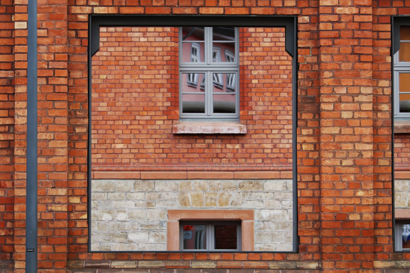 Canon EF-S 55-250mm F4-5.6 IS STM sample photo. Erfurt, wall, by looking photography