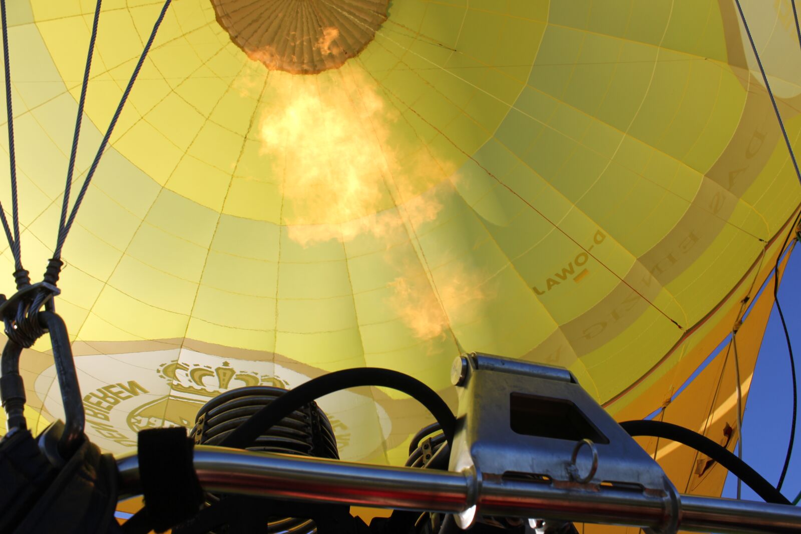 Canon EOS 550D (EOS Rebel T2i / EOS Kiss X4) sample photo. Hot air balloon, burner photography