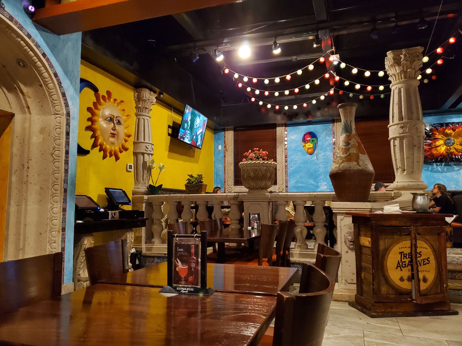 Samsung Galaxy S10 sample photo. Mexican restaurant, fiesta, restaurant photography