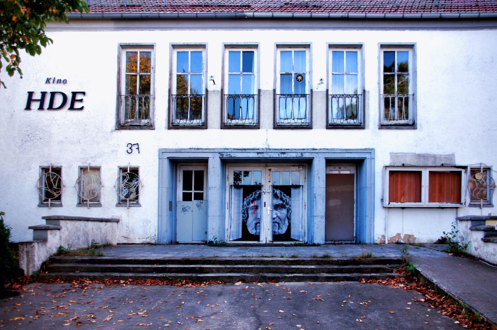 Sony Alpha DSLR-A580 sample photo. Cinema, building, house photography