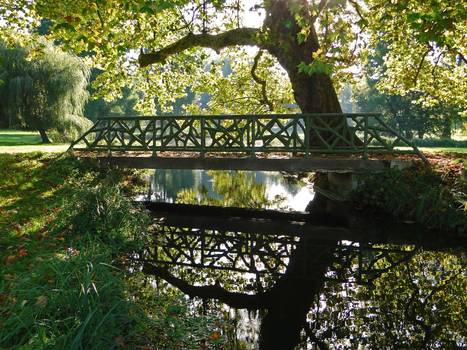Sony Cyber-shot DSC-HX1 sample photo. Water, reflections, bridge photography