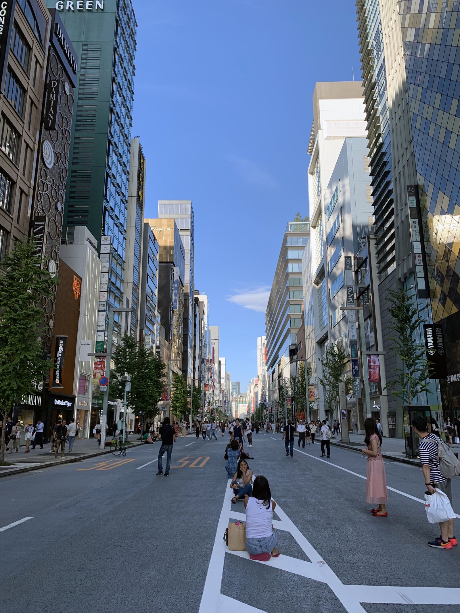 iPhone XS Max back dual camera 4.25mm f/1.8 sample photo. City, holiday, people photography